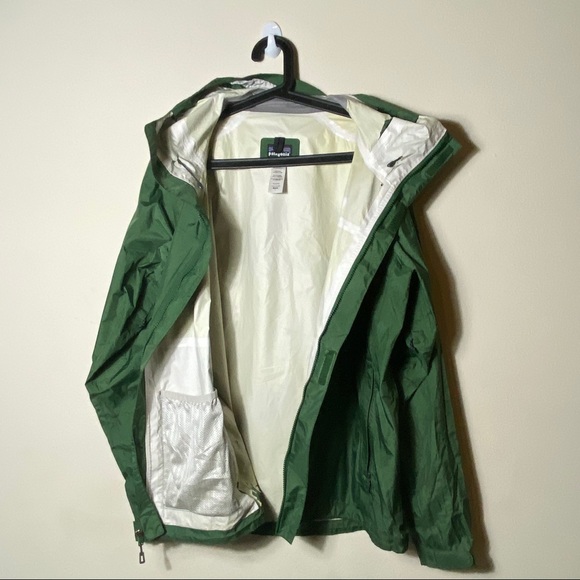 ✨SOLD✨ Patagonia | Waterproof Rain Jacket in Green - Picture 4 of 7